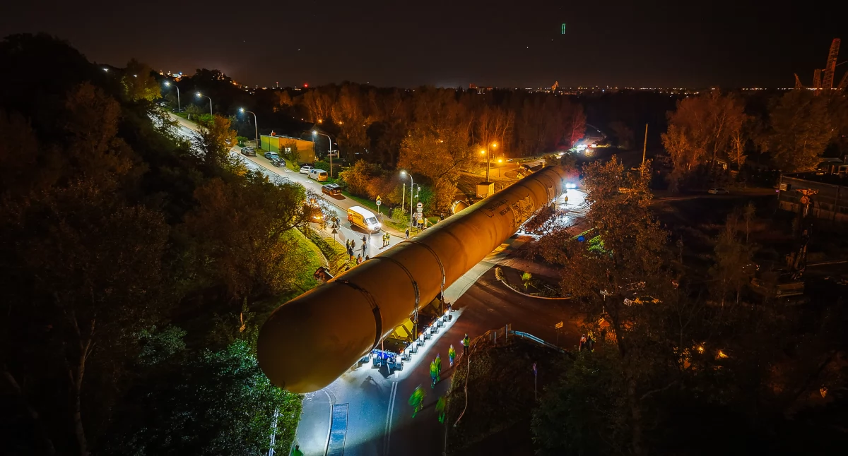 Nocny przejazd gigantów przez Płock. Jadą zbiorniki do kombinatu [ZDJĘCIA, FILM]