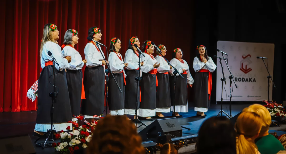 Akcja Paka dla Rodaka ma już 10 lat! Jubileuszowy koncert w płockim teatrze  [ZDJĘCIA]
