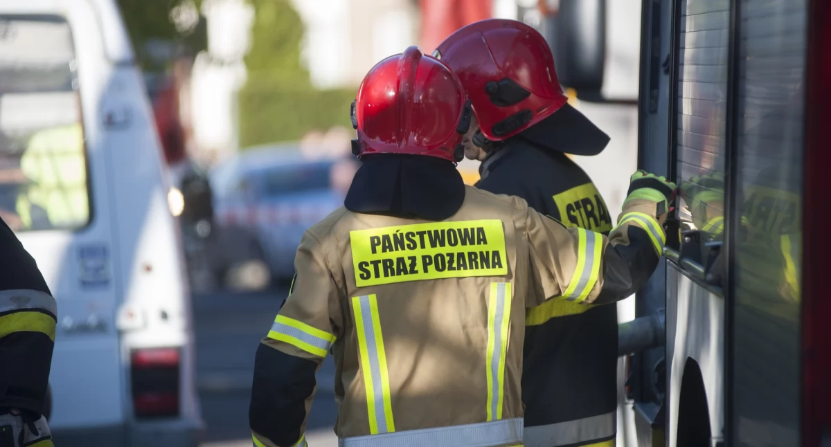 Nocny pożar na ul. Sienkiewiczaw Płocku. Ewakuowano 7 osób 