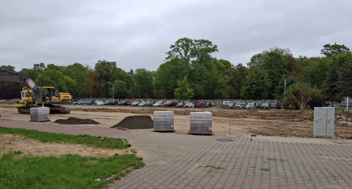 Zmiany przy Al. Kobylińskiego. Był basen, powstaje parking