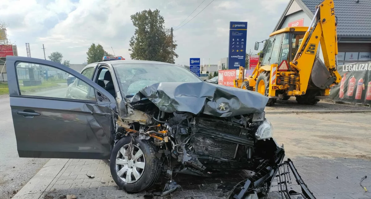 Osobówka uderzyła w koparkę. Po godz. 9.00 na ul. Zglenickiego 