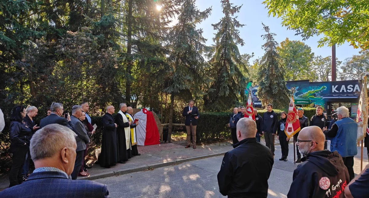 W płockim ZOO stanął wielki kamień z tablicą. Pamięć musi trwać...