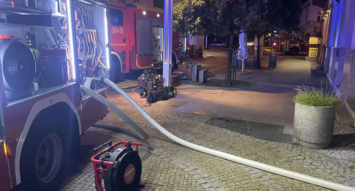 Pożar mieszkania przy. ul. Tumskiej 20 A. Kobieta trafiła do szpitala 
