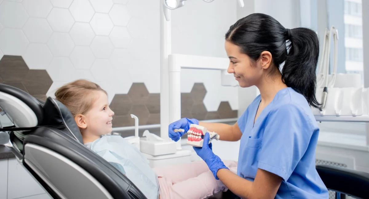Jak pokonać strach dziecka przed wizytą u dentysty?