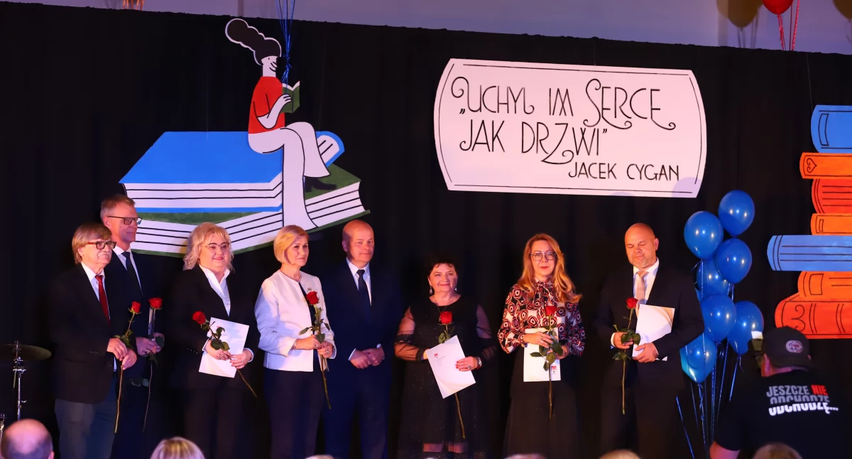 Płock. Obchody Dnia Edukacji Narodowej. Prawie 100 nagród dla płockich pedagogów