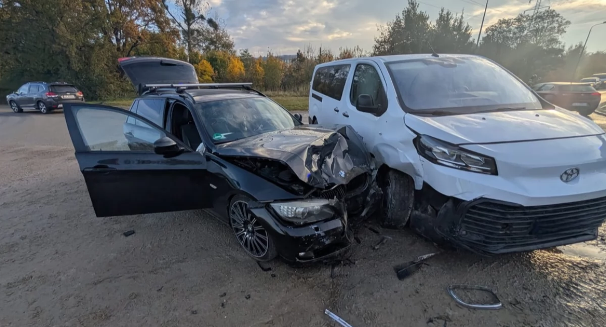 Groźne zdarzenie na ul. Zglenickiego. Wśród pasażerów pojazdów były dzieci