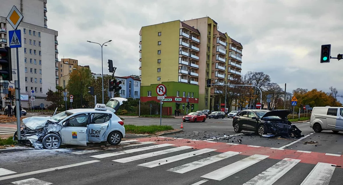 Wypadek w Al. Jachowicza. Dwie osoby w szpitalu