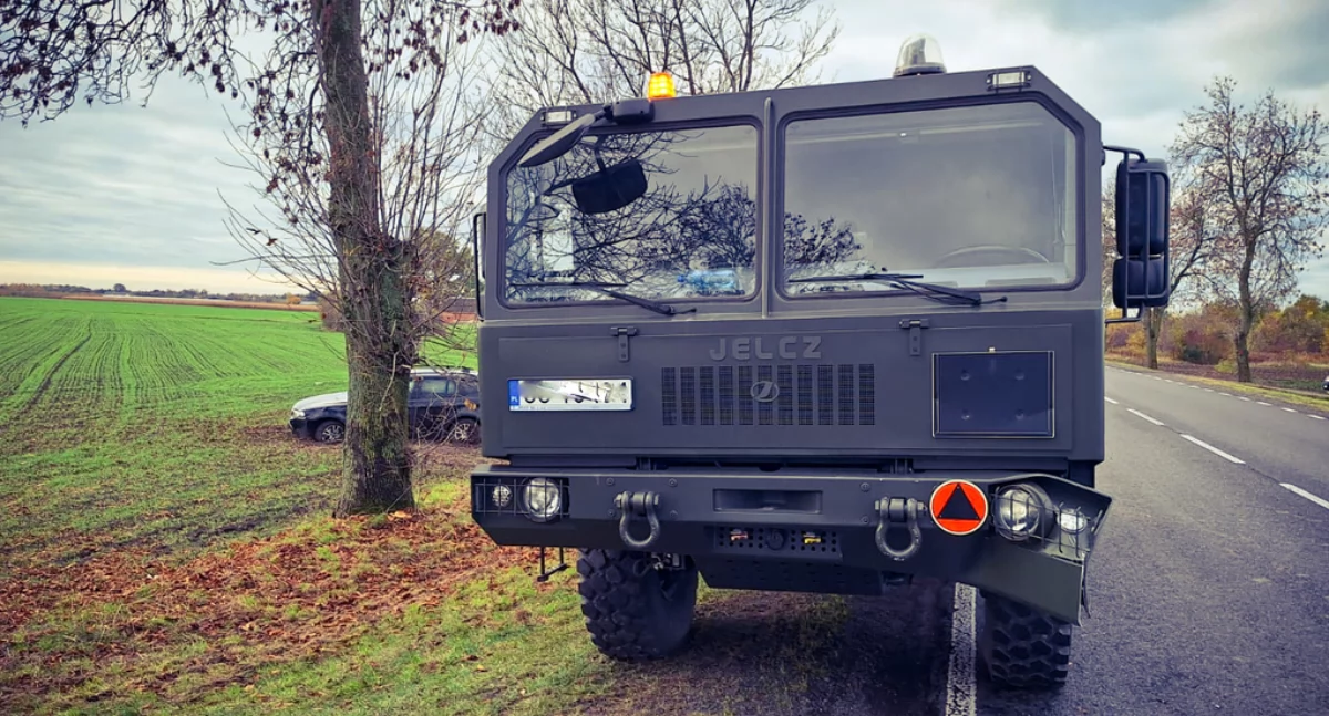 BMW uderzyło w wojskowego Jelcza. Wypadek na DK-62 