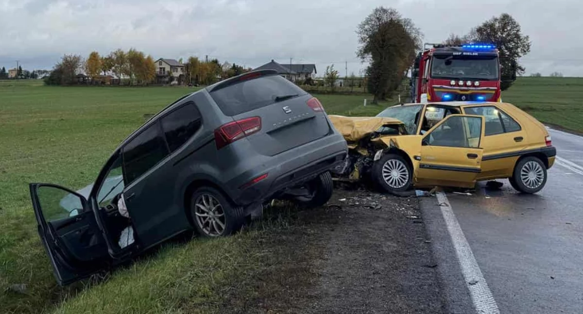 Czołówka na łuku drogi w gm. Bielsk. 3 osoby w szpitalu