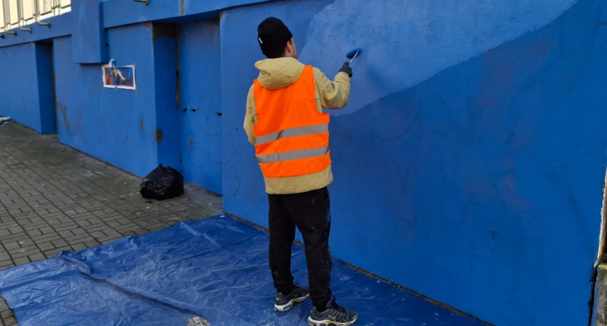 Powstaje nowy mural na ogrodzeniu stadionu miejskiego w Płocku. Od strony ul. Kochanowskiego