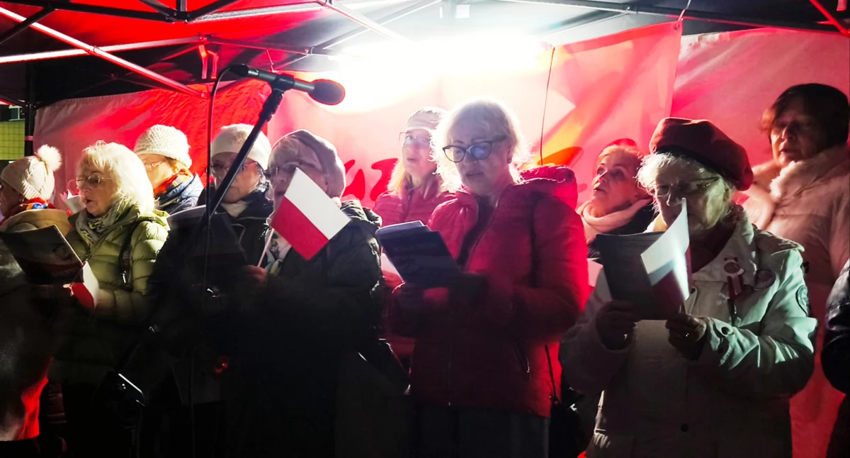 Świętowanie w sąsiedzkim gronie. Podwieczorek patriotyczny na Osiedlu Wielka Płyta w Płocku