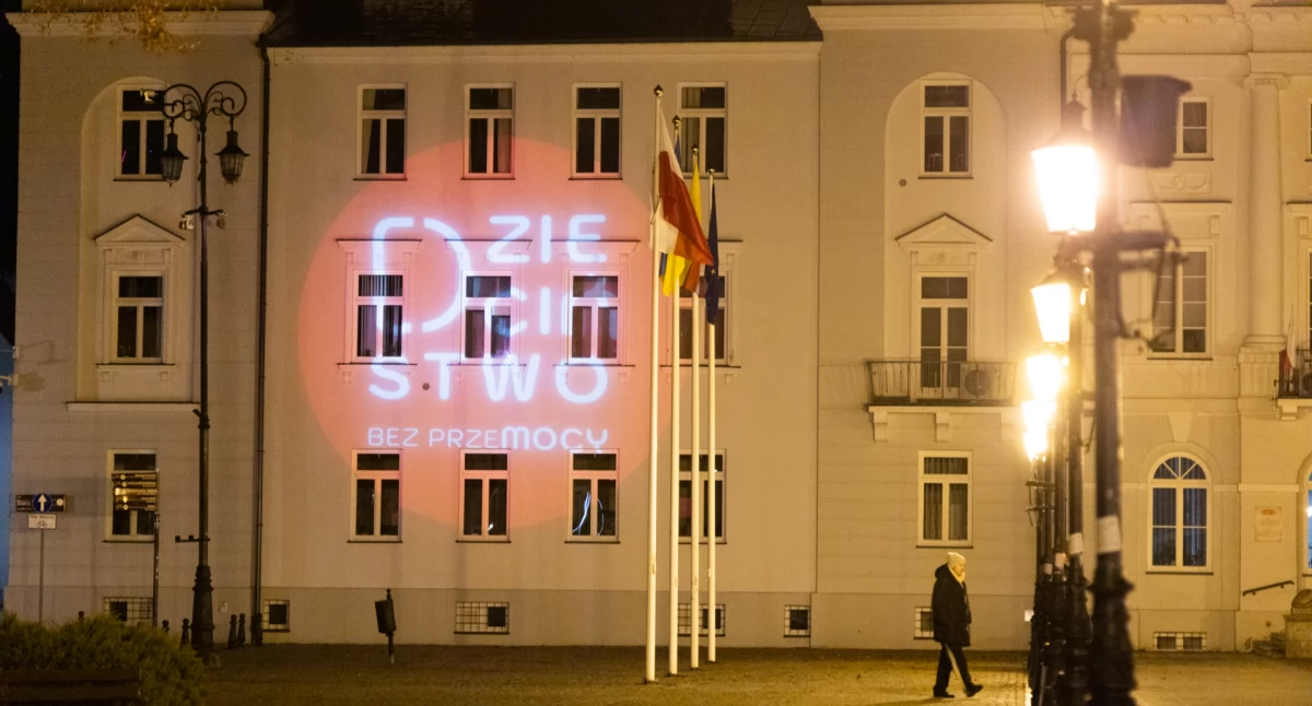 Dziś płocki ratusz zmieni barwy na czerwone. To sprzeciw wobec krzywdzeniu dzieci