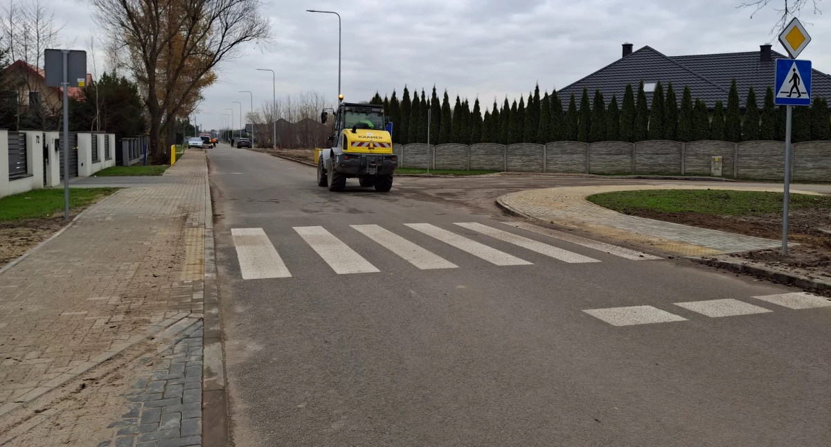 Kończy się budowa ulicy na jednym z płockich osiedli.  Na inwestycję mieszkańcy czekali od dawna