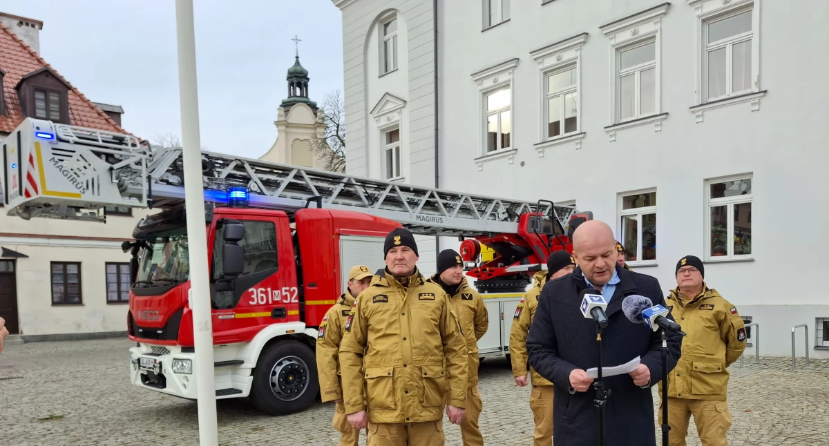 Nowa drabina z koszem dla płockich strażaków. Dosięgnie do najwyższych pięter