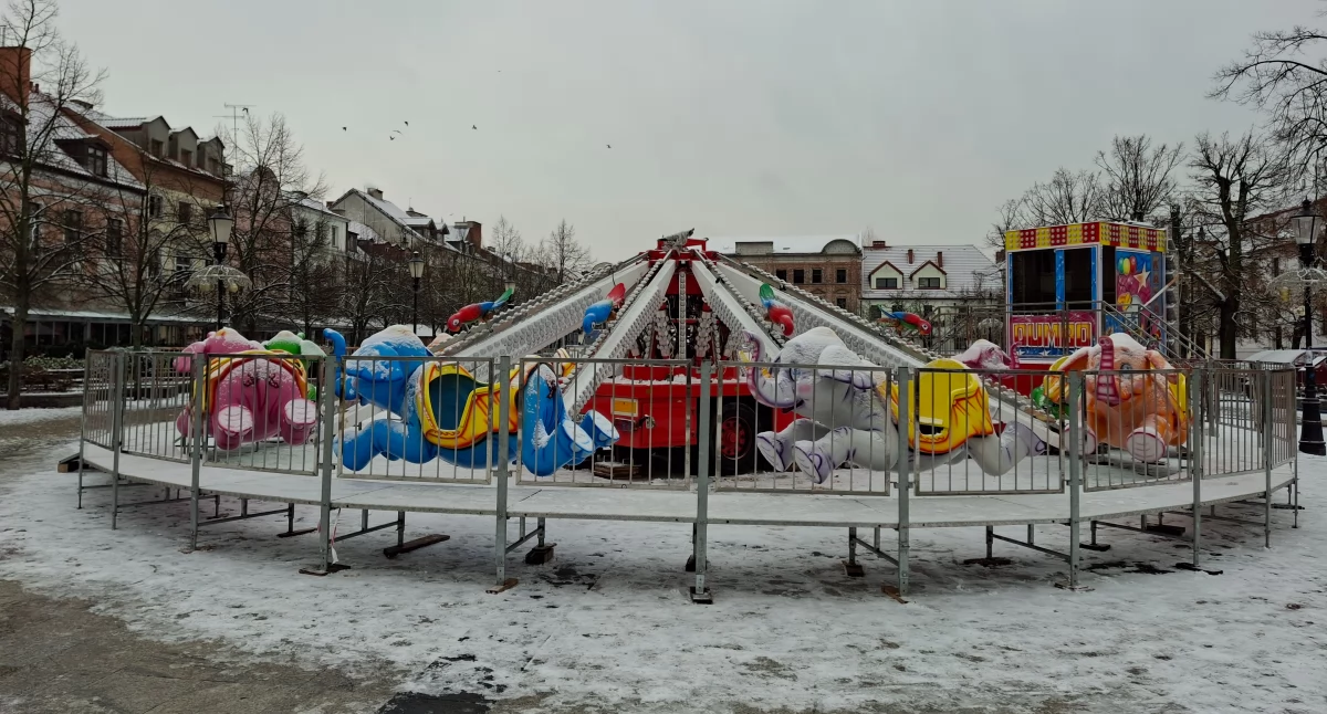 Lodowisko, karuzele, koło widokowe, choinki, iluminacje. Świąteczne przygotowania w Płocku