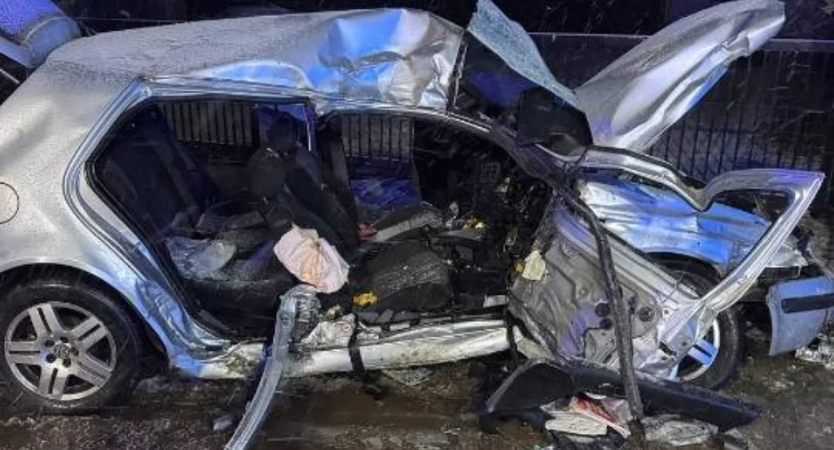 4 osoby trafiły do szpitala. Osobówka zderzyła się z ciężarówką  