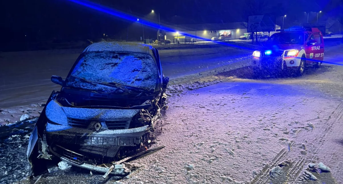 Groźny wypadek w Staroźrebach. Siła uderzenia była ogromna – 3 osoby trafiły do szpitala