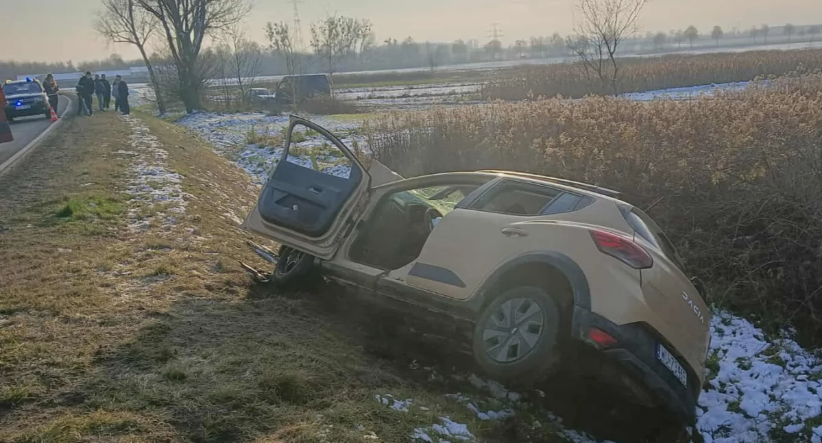 Czołówka osobówki z ciężarówką. Zablokowana DK -50 w okolicy Rębowa