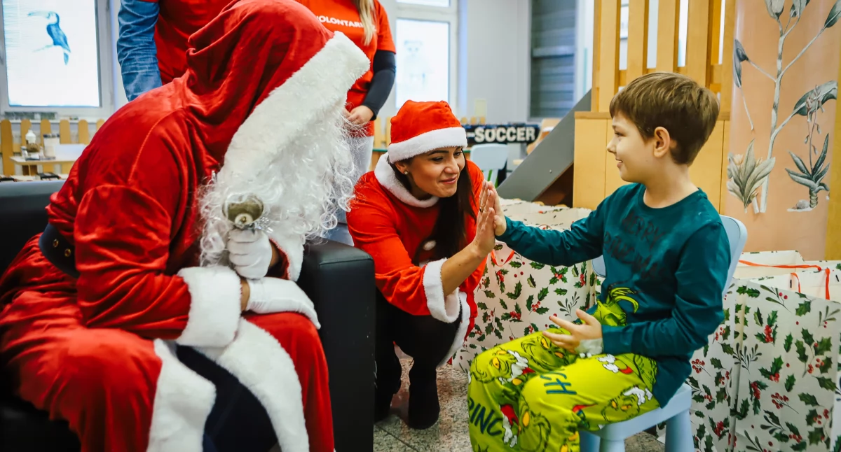 Mikołaj w Szpitalu w Płocku! Zobacz, jak Fundacja ORLEN uszczęśliwiła dzieci [ZDJĘCIA]