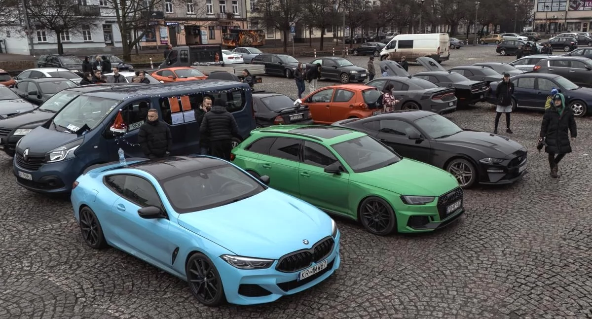 Mikołajkowy Spot Charytatywny w Płocku – sportowe samochody wspierają Różaland i... 