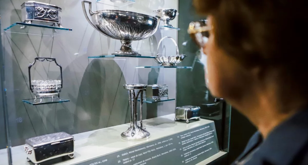 Eleganckie i kunsztowne „Srebra firm warszawskich”. Nowa wystawa stała w Muzeum Mazowieckim