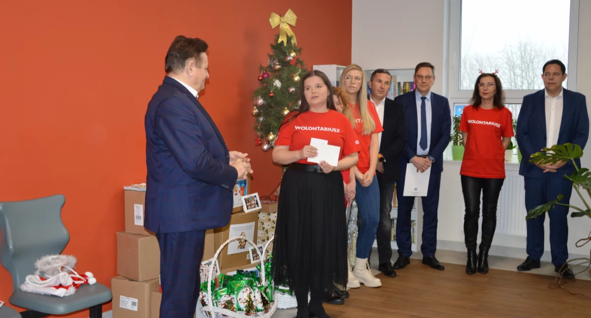 Wolontariusze ORLEN-u z wizytą u pacjentów szpitala na Winiarach. Mały gest – wielka moc!