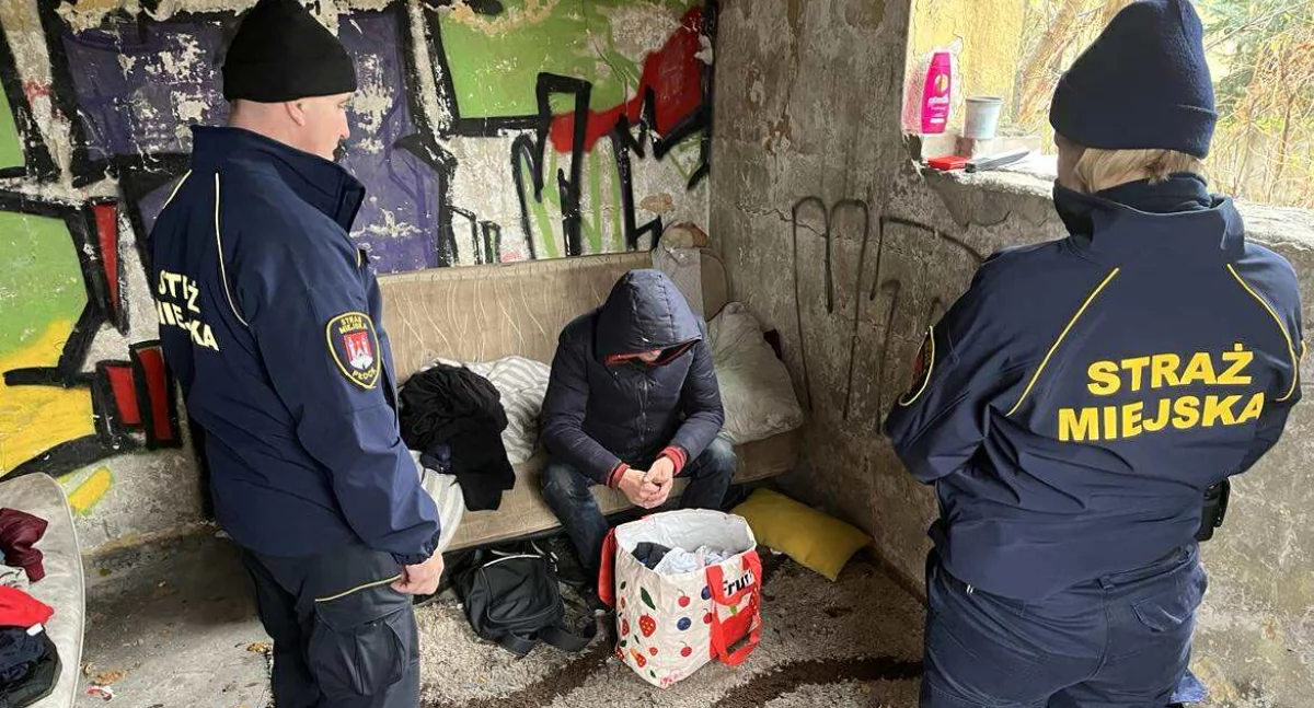 Nasilił się problem bezdomności w Płocku. Mieszkają na klatkach schodowych, pod mostem, w pustostanach 