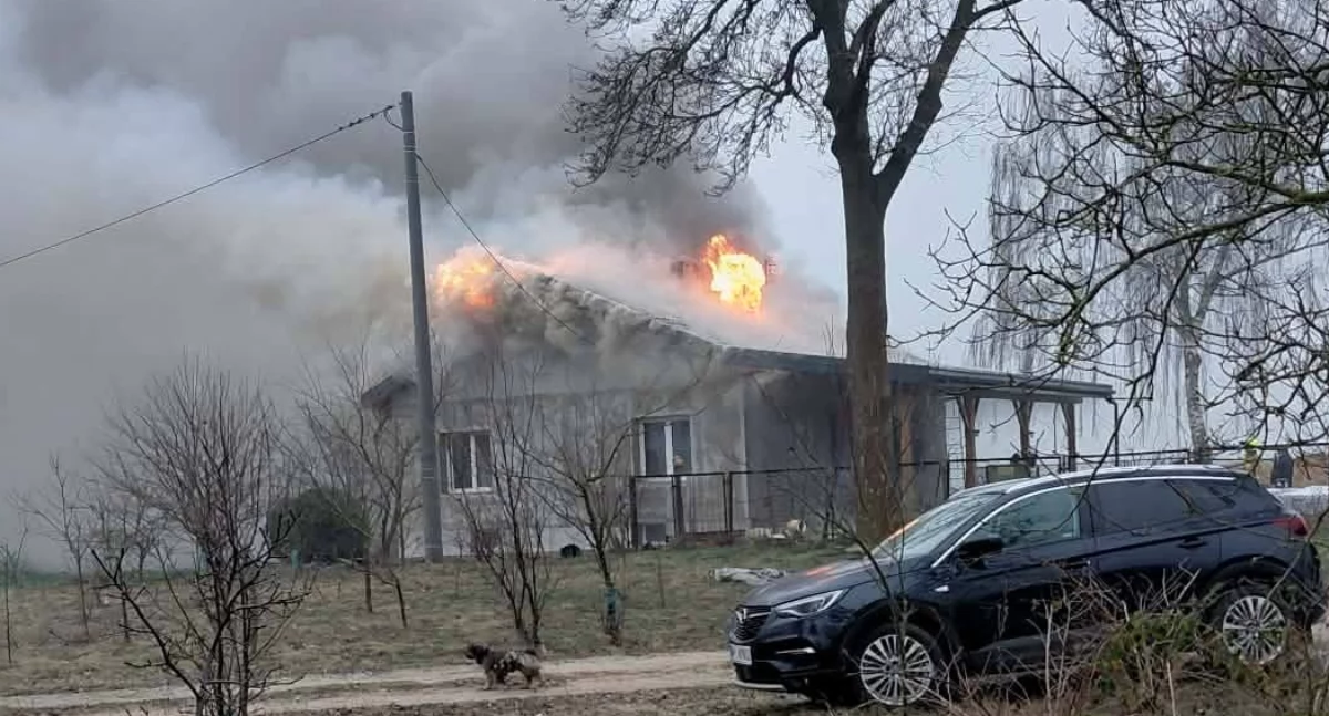 Pożar domu w Słomkowie (gm. Staroźreby). 9 zastępów straży w akcji
