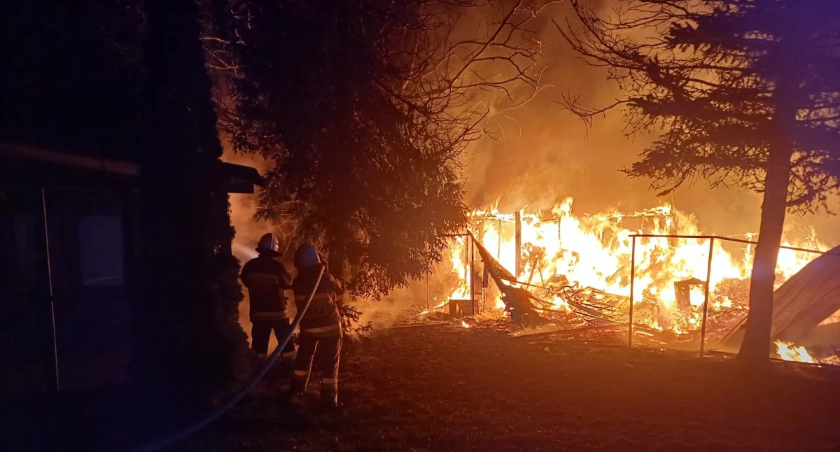 Groźny pożar przy ul. Włocławskiej w Nowym Duninowie. Wyniesiono butle z gazem 