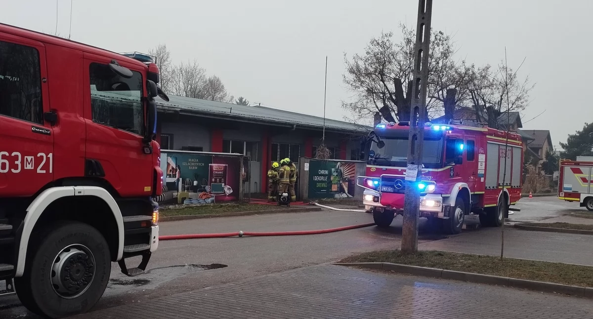 Pożar w sklepie budowlanym w Wyszogrodzie. Akcja służb przy ul. Niepodległości 