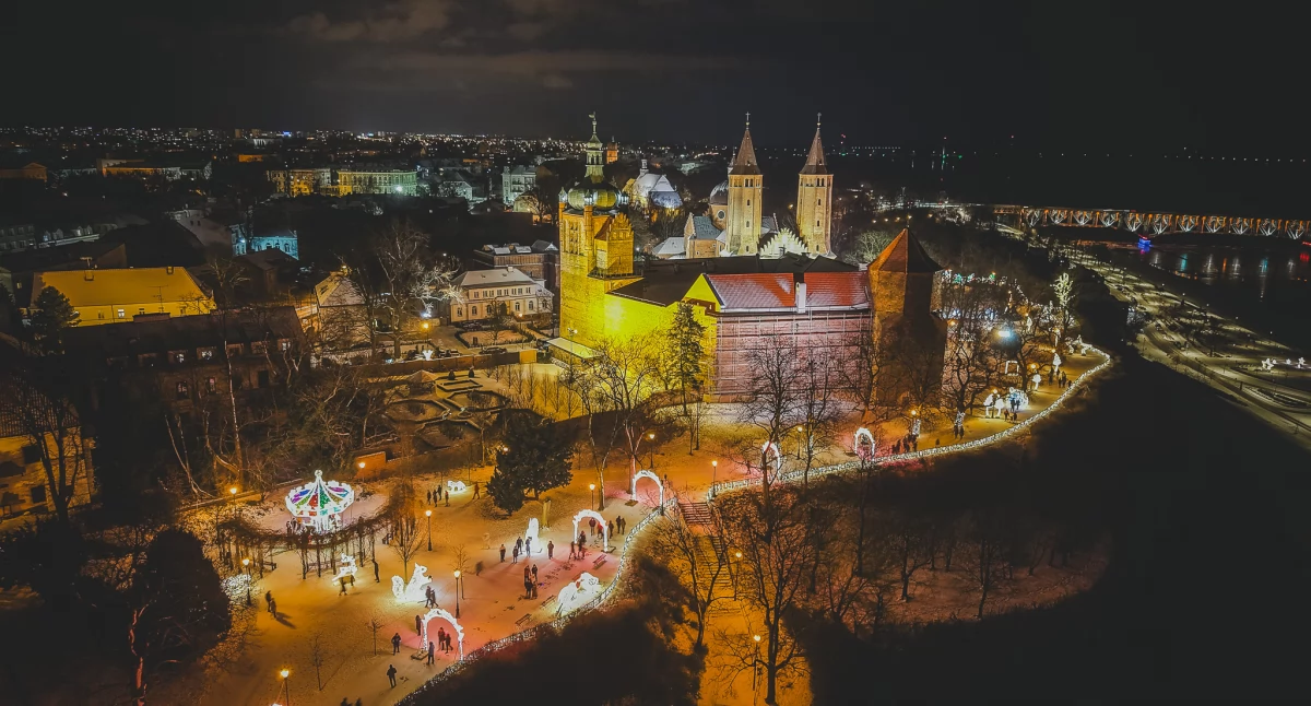 To ostatni dzwonek! Płockie Ogrody Światła gasną już 6 stycznia. Mamy wyjątkow film z drona