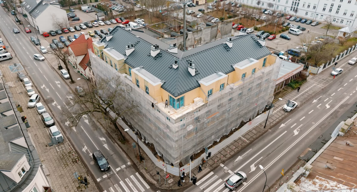 Nowa kamienica w centrum Płocka. Trwają prace wewnątrz obiektu