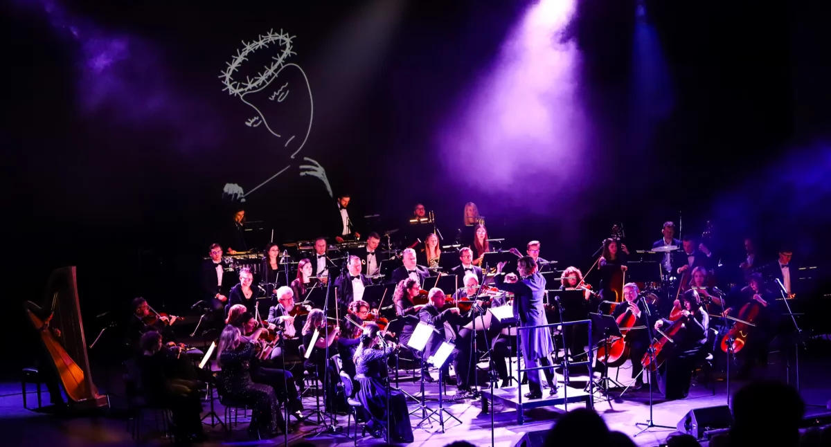 Emocje na teatralnej gali 10 stycznia 2026 roku. Płoccy symfonicy razem z aktorami wystąpili na dwóch wyjątkowych koncertach muzyki teatralnej [ZDJĘCIA]