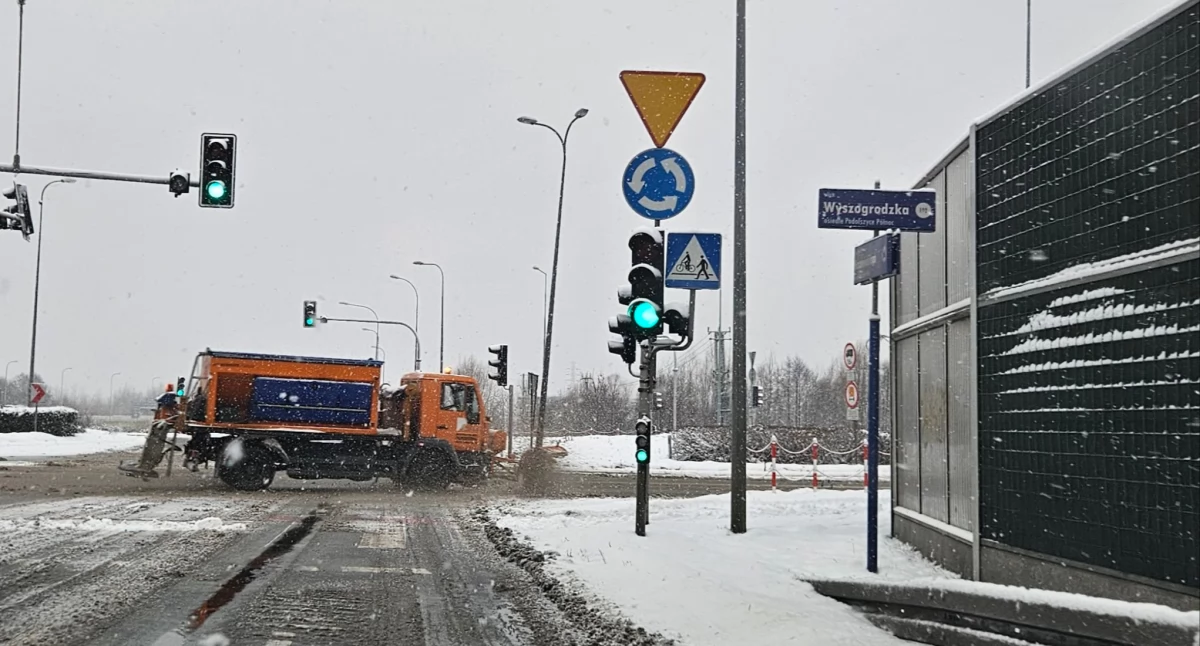 Płock pod śniegiem. Trudne warunki na drogach, pługi w akcji