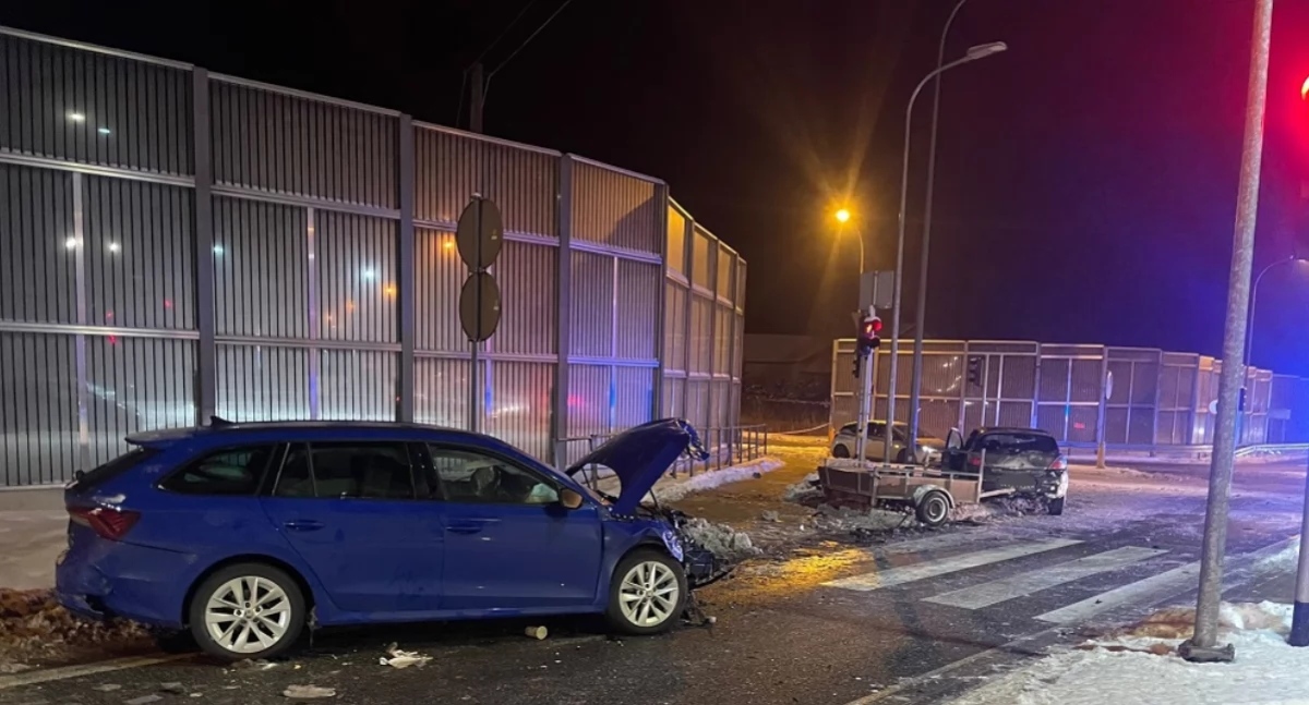 Zderzenie dwóch pojazdów na DK60 w Gostyninie. Kierowcy trafili do szpitala