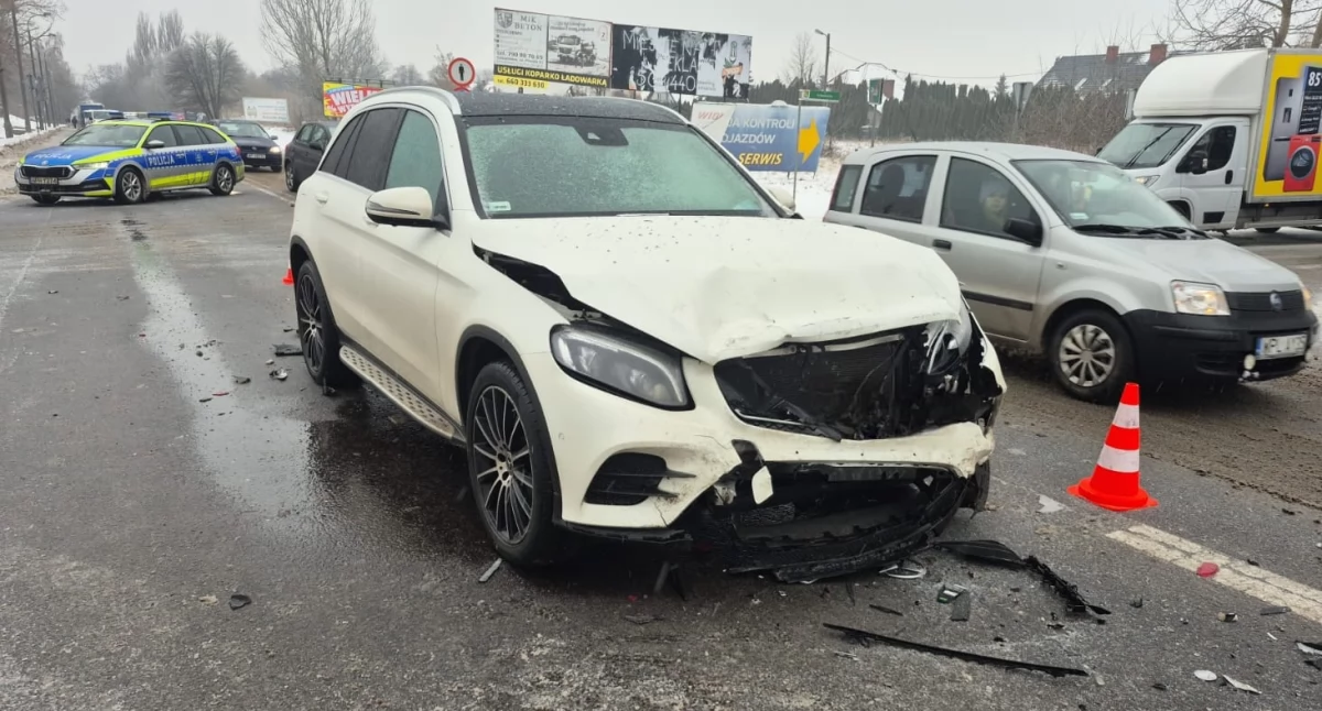 Wypadek na wyjeździe z Płocka. 2 kobiety w szpitalu 