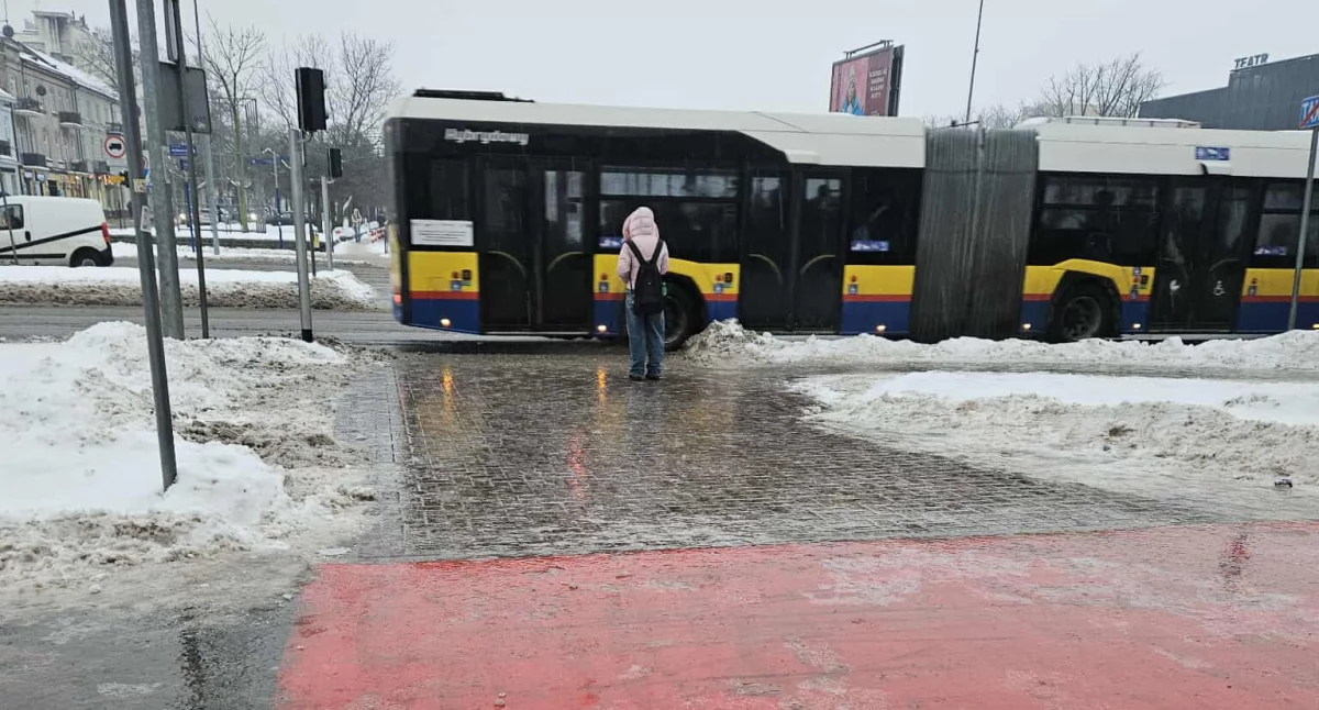 Miasto jak lodowisko. Uważajcie na oblodzonych chodnikach w Płocku 