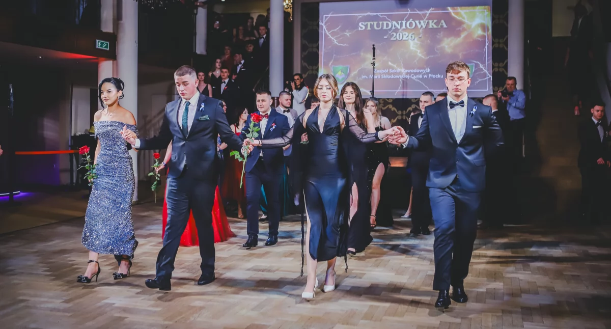 Polonez w Hotelu Tumskim. Dziś studniówka płockiego „Elektryka”! [ZDJĘCIA]