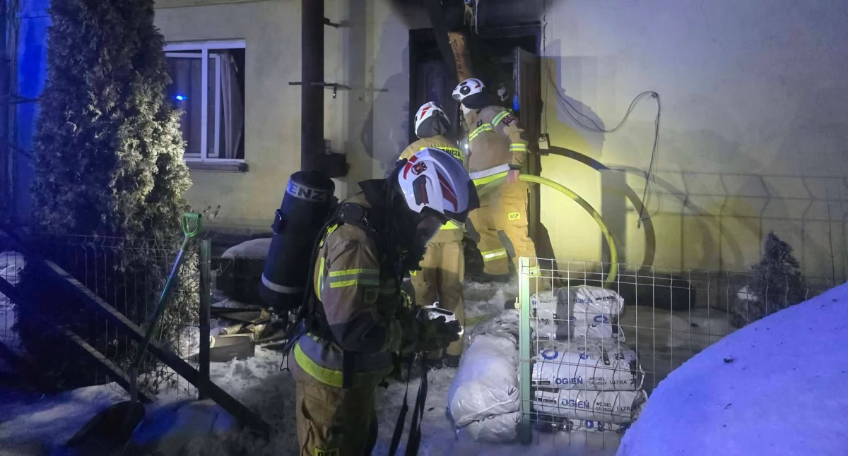 Pożar w Cieszewie. 19-latek z poparzeniami twarzy trafił do szpitala 