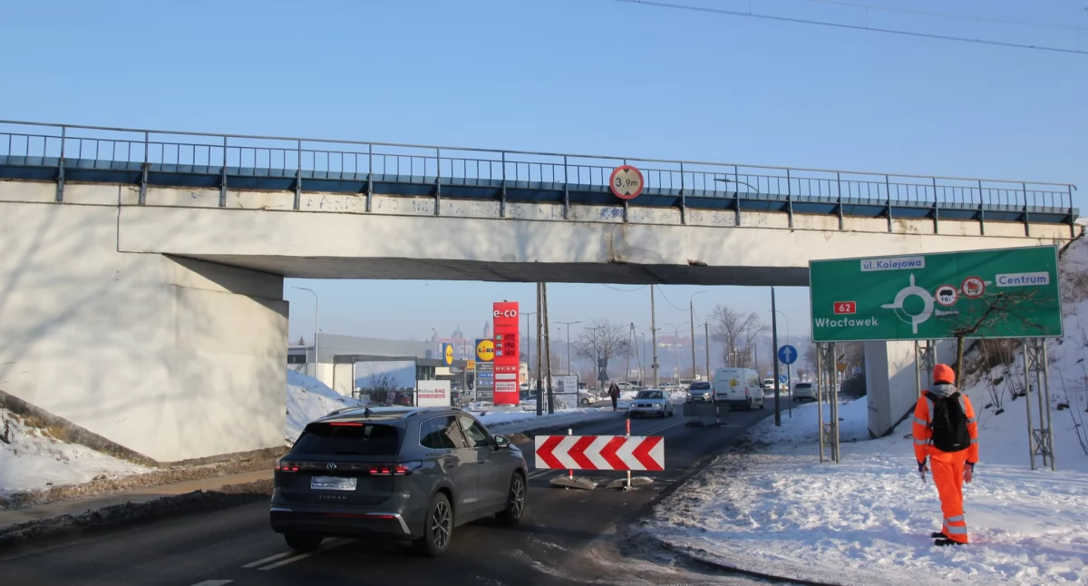 Utrudnienia w ruchu w lewobrzeżnej części Płocka. Z wiaduktu odpadł tynk