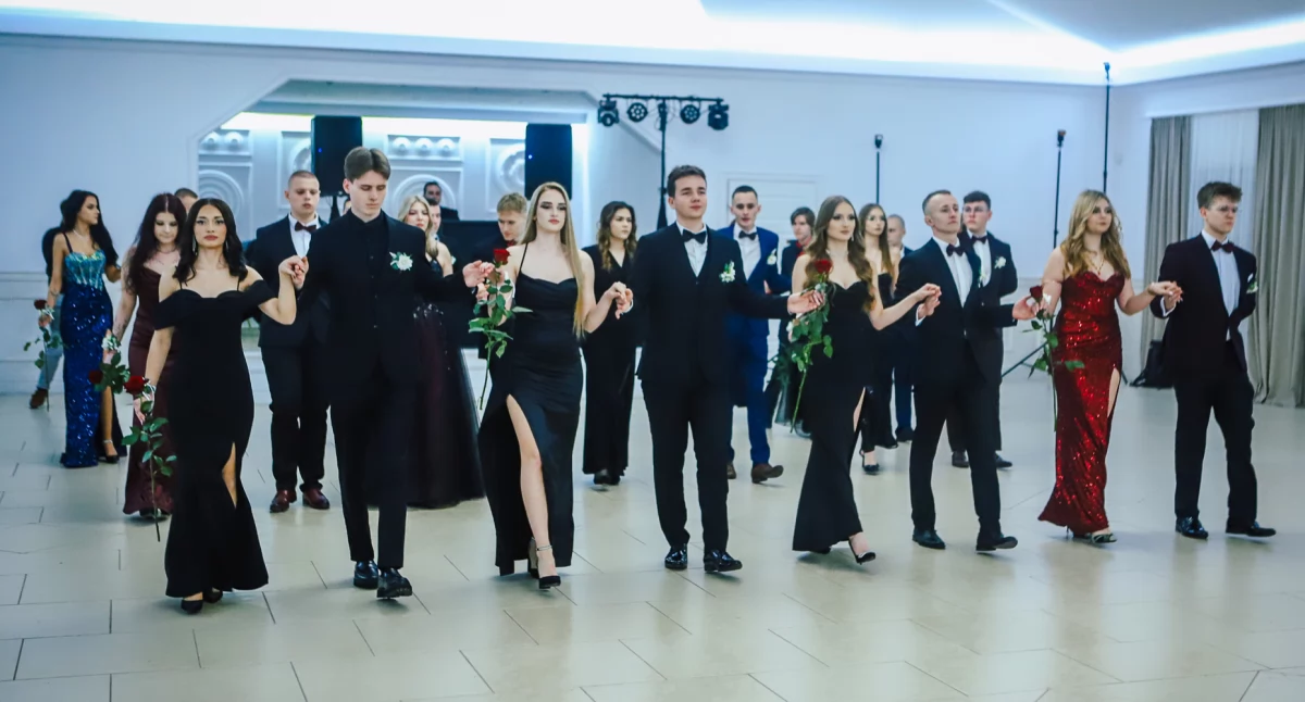 Wyjątkowy polonez i bal na 100 dni przed egzaminem! Studniówka I LO CN-B Feniks [ZDJĘCIA]