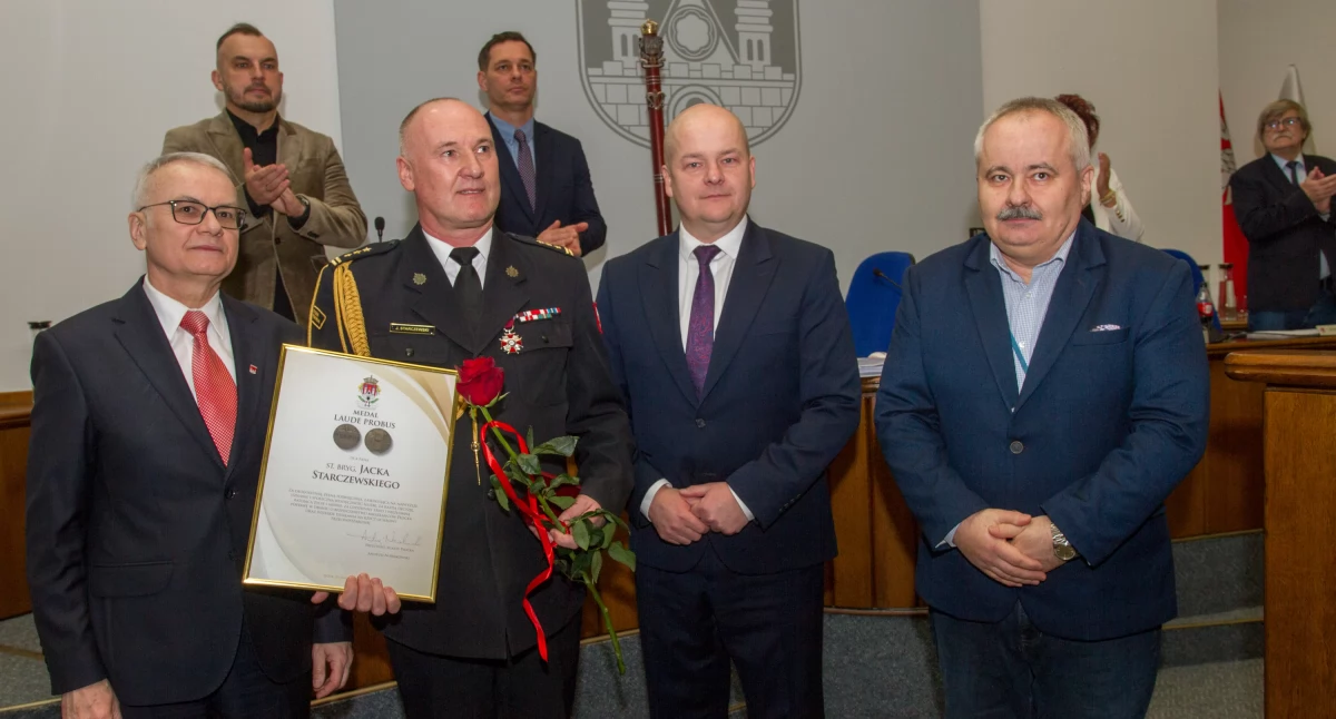 Komendant płockiej straży pożarnej przechodzi na emeryturę. Dziś wyróżnili go radni