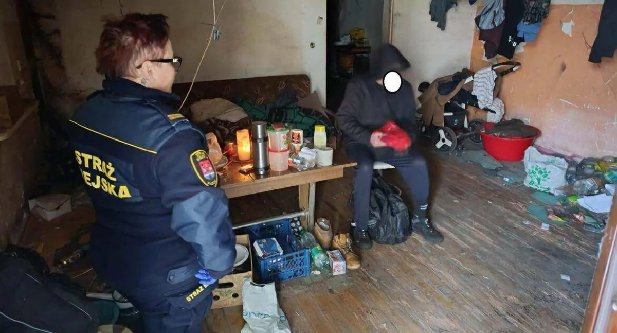 Patrole cały czas sprawdzają pustostany i piwnice na terenie Płocka. Najgroźniejsze są teraz noce