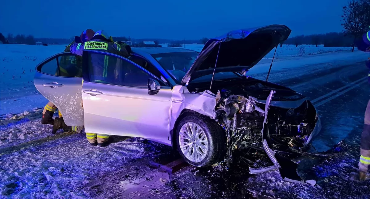 Groźnie wyglądająca kolizja w Sikorzu. Toyota uderzyła w drzewo, droga była zablokowana