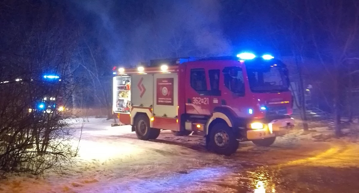 Pożar w Łącku. Wozy strażackie pojawiły się rano na ul. Kolejowej 