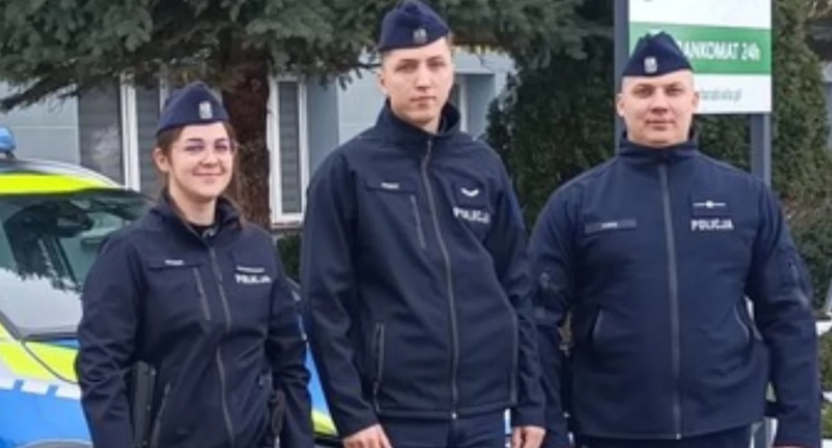 Dramatyczna akcja w gminie Mochowo. Policjanci wyciągnęli 50-latkę z lodowatej pułapki