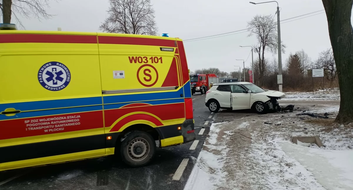 Zderzenie 3 pojazdów w m. Srebrna. Dwie osoby trafiły do szpitala