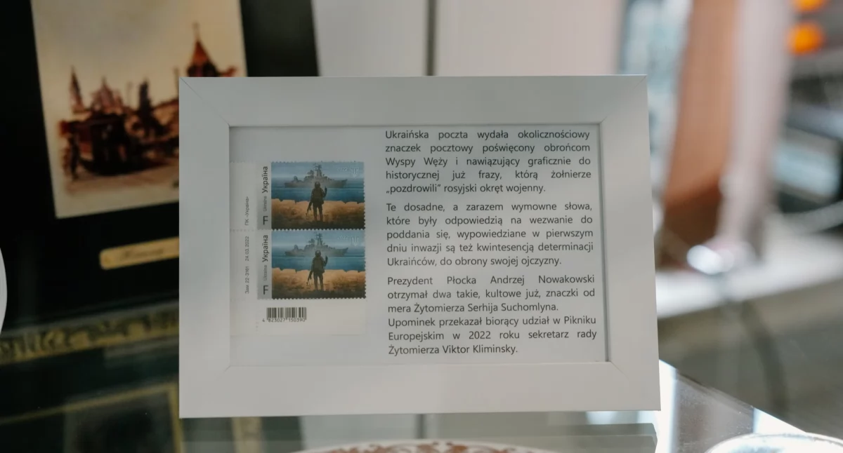 Ekspozycja pamiątek z miast partnerskich Płocka. Do obejrzenia w urzędzie miasta 
