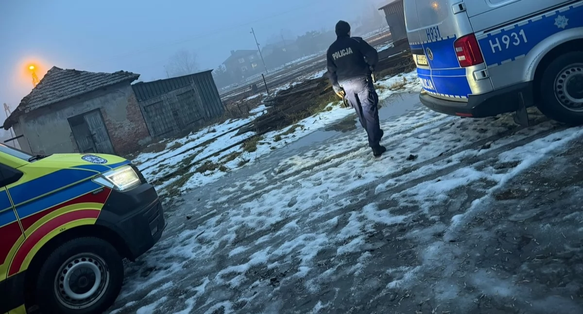 Akcja policji w Sierpcu. Odnaleźli wychłodzonego mężczyznę w pustostanie 