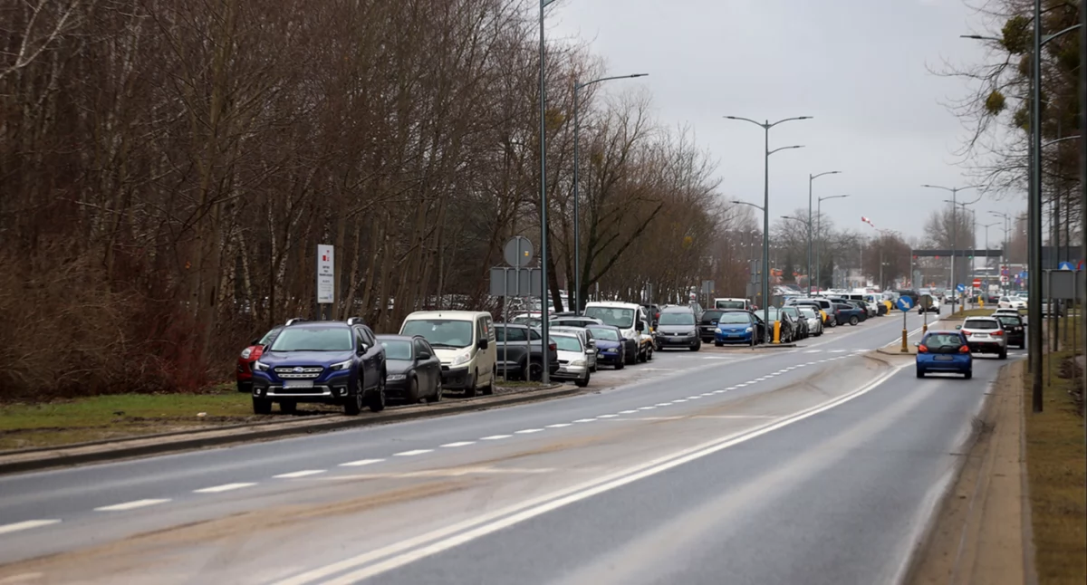 Nie ma gdzie zaparkować, więc ryzykują mandaty. ORLEN zapowiada: będą nowe miejsca postojowe